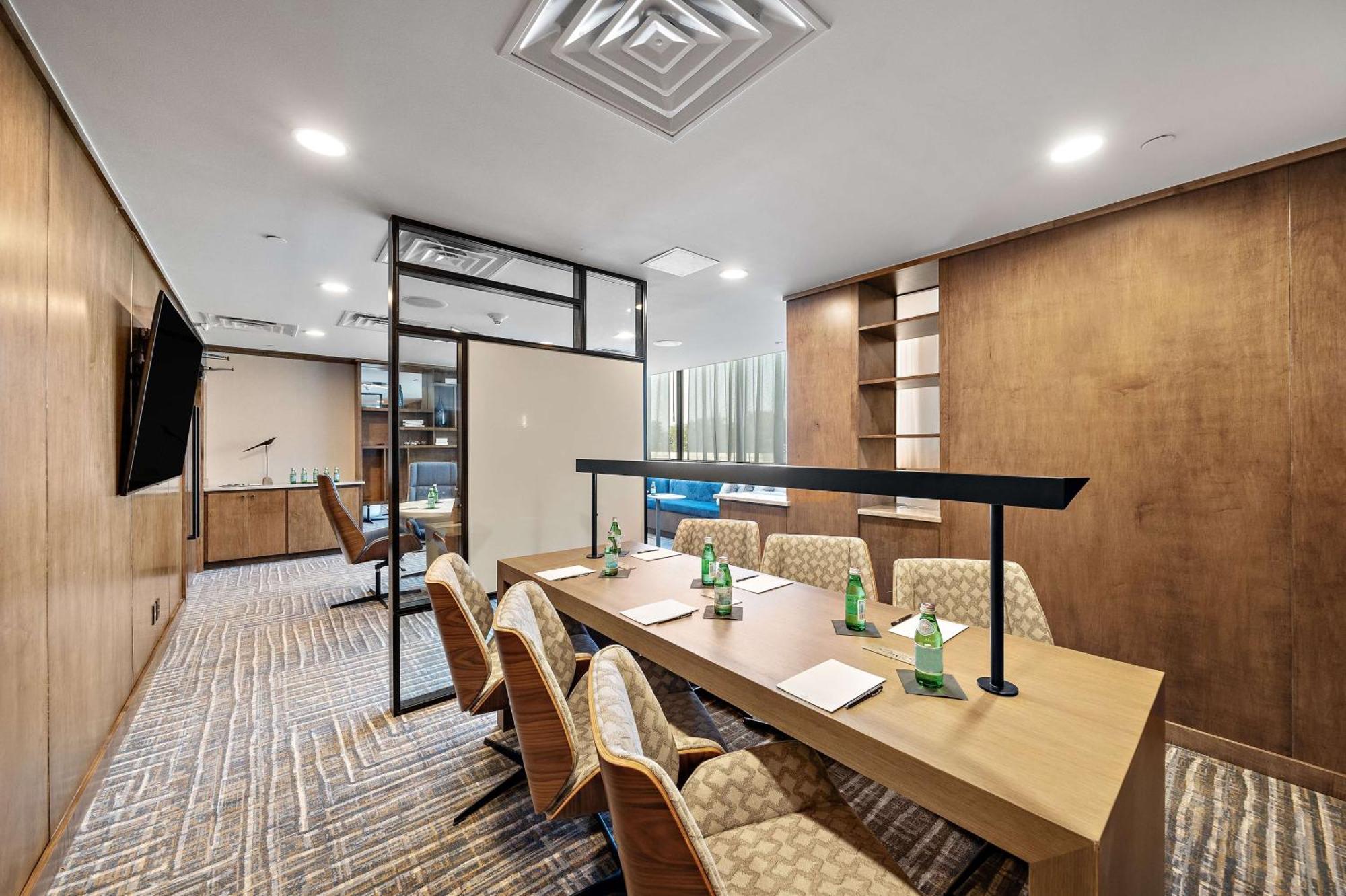 Hilton College Station&centro De Conferencias 3*
